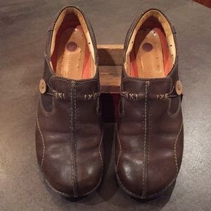 Brown leather Clarks Structured shoes
